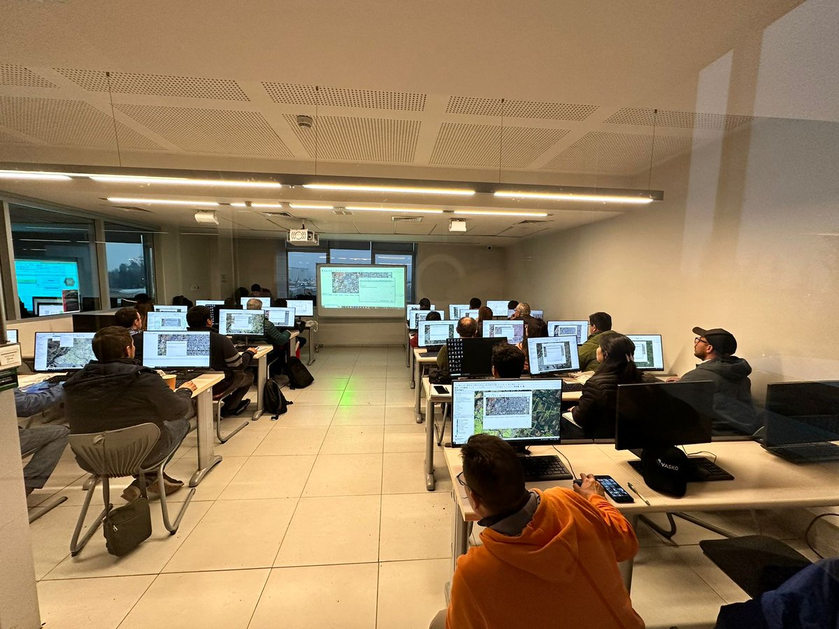 fpymemaule's tweet photo. 🔊 Compartimos registros de la tercera versión del Taller de Automatización y Digitalización de Información Geográfica convocó a productores, pymes, investigadores y consultores del sector agrícola.
🏫 La actividad estuvo a cargo del relator Sergio Orellana de @inacaptalca 👏🏻👏🏻 https://t.co/7zjvp0pEWe