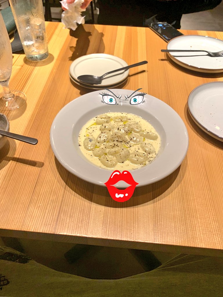 takahashi69's tweet photo. ここのハーブチキン🌿🍗ナポリサラミのピリ辛ピザ🍕&amp;4種のチーズのニョッキ🍝は絶品でした😋⤴️🙌

#村上市
#stringfield 
#itarianPizza 
#ナポリピザ
#４種のチーズ
#ニョッキ https://t.co/6vgMjoHXE9