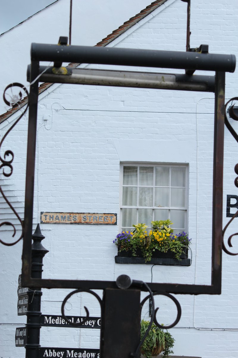 Empty pub sign, old street sign and #fingerpostfriday offering from Abingdon, Oxfordshire