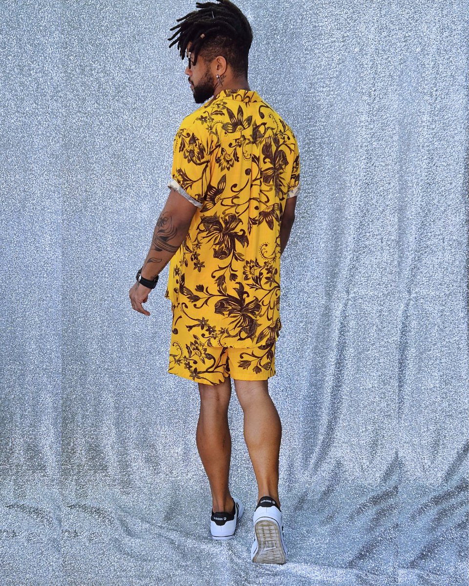 Rofermoda's tweet image. Não há nada melhor do que vestir uma camisa estampada para dar um toque de personalidade ao seu look casual. E a nossa camisa amarela arabesco é perfeita para isso!