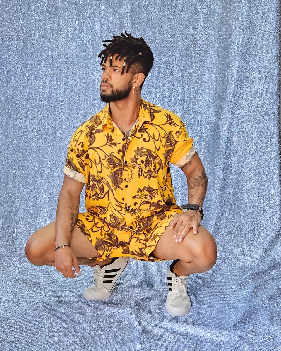 Rofermoda's tweet image. Não há nada melhor do que vestir uma camisa estampada para dar um toque de personalidade ao seu look casual. E a nossa camisa amarela arabesco é perfeita para isso!