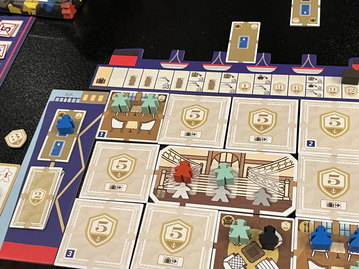 カム・セイル・アウェイ！ Saashi &amp; Saashiさん新作。豪華客船にやってくる乗客を、マンカラパズルでお部屋へとご案内。完成した部屋は裏返されて得点化だけど、以降は乗客が置かれるたびに減点になっちゃう！ どの部屋をいつ完成させるかでルートの形が絞られてくるの悩ましい〜〜上手く捌いて勝ち！