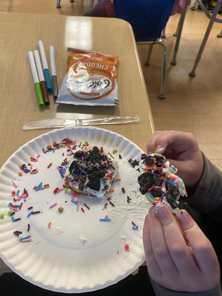 _miss_gray_'s tweet photo. Day 5 of STEAM No Bake: We finished the week off with making apple donuts and Kool-Aid slushies. 🍎🧊 #montourproud @MontourSD @CarlisleMSD https://t.co/5WYJn9xC5m