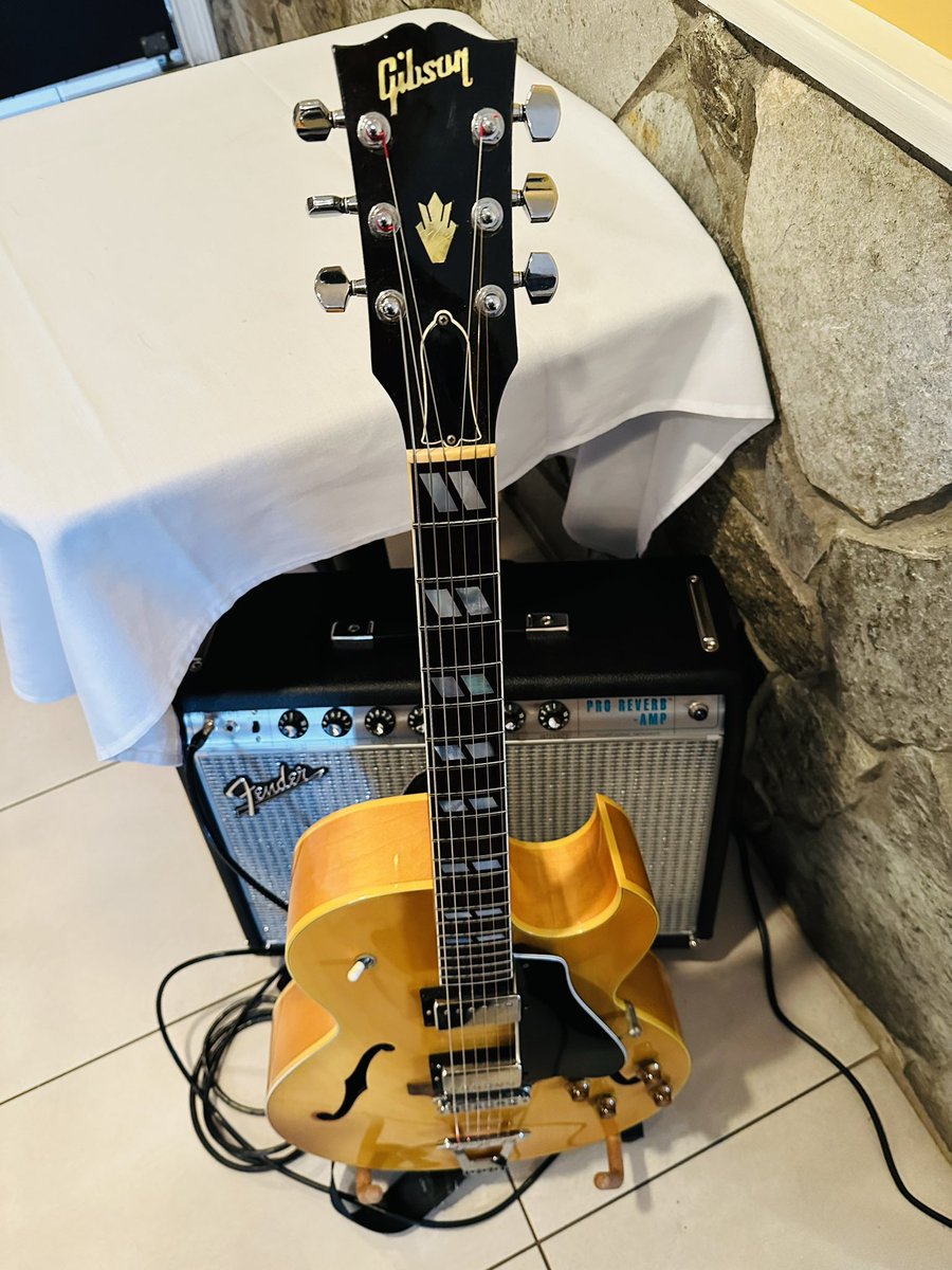 Private party for an amazing family. Minimalist setup #2. Same guitar, different amp. 
#gibson #fender #sologuitar #jazzguitar