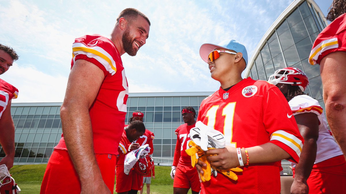 Make-a-Wish kid Jesua got to spend some time meeting the guys &amp; getting autographs after practice this week!

Thanks for stopping by, Jesua and family 💛