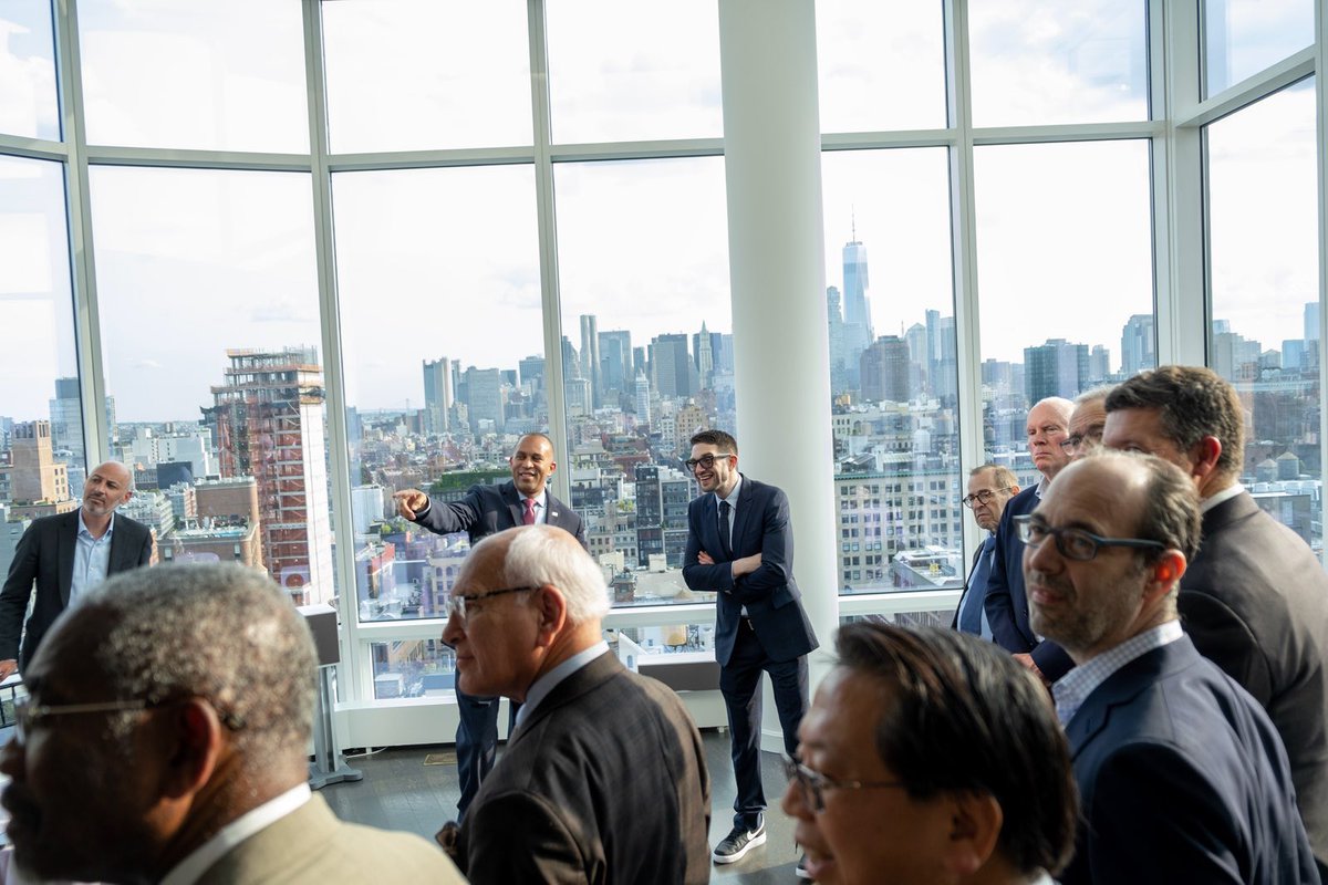 AlexanderSoros's tweet photo. Back for a New York minute to host members of the New York delegation and introduce my dear friend @RepJeffries on the way to taking back the majority in 2024!

📷: Beatrice Moritz https://t.co/FPAtkyifJm
