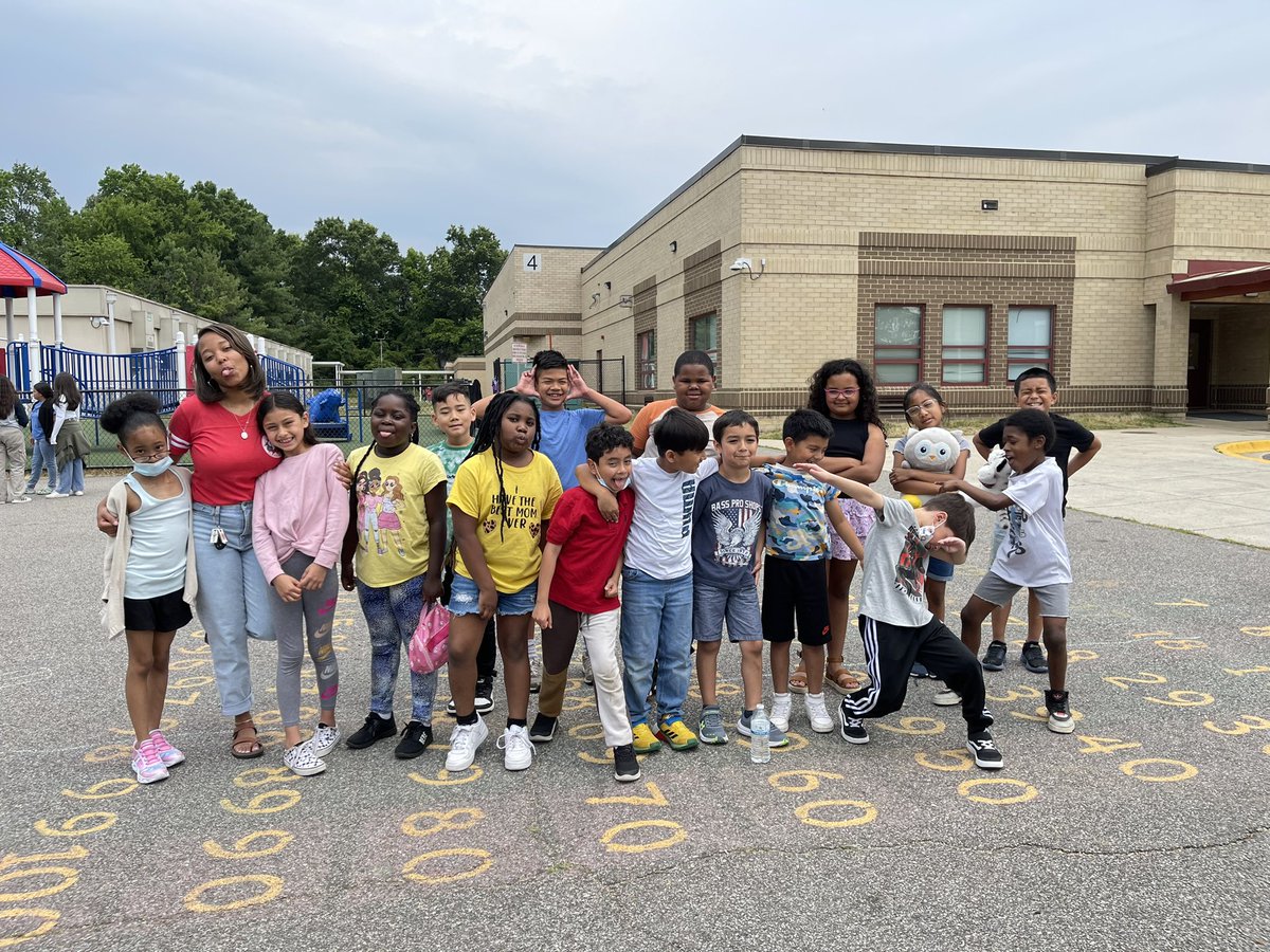 Bailey Chandler (@_baileyc) on Twitter photo So grateful for my future 3rd grade Rockets🚀! The last day started with a lot of smiles and fun & ended with a lot of tears! Tears of joy for the fun to come & sadness they had to leave. I hope this means 2nd grade was an experience they will never forget! <a href="/RiversideFCPS/">RiversideES</a> So grateful for my future 3rd grade Rockets🚀! The last day started with a lot of smiles and fun & ended with a lot of tears! Tears of joy for the fun to come & sadness they had to leave. I hope this means 2nd grade was an experience they will never forget! <a href="/RiversideFCPS/">RiversideES</a>