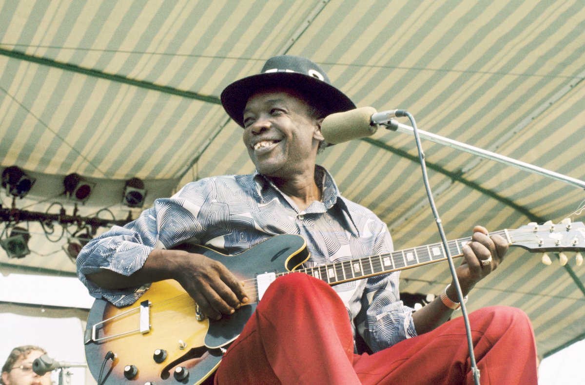 Remembering John Lee Hooker today, known as the 'King of the Boogie' for his electric guitar style and gruff voice. Together, John and Aretha both acted and sang in 'The Blues Brothers' in 1980. Aretha performed 'Think,' while John Lee Hooker performed 'Boom Boom.'

📷Getty