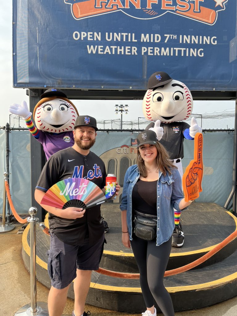 MrMet's tweet photo. LOVED meeting everyone out at Fan Fest in their #PRIDE hand fans and flags😍🏳️‍🌈 https://t.co/vQ4wnkM9LJ