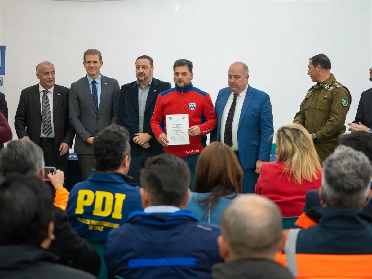 MundoMaritimo (@mundomaritimo) on Twitter photo #ONU certificó capacitaciones a personal de organizaciones gubernamentales y policiales en el #Programa #Global de #Contenedores en Puerto de San Antonio <a href="/NoticiasONU/">Noticias ONU</a> <a href="/min_interior/">Ministerio del Interior</a> <a href="/Armada_Chile/">Armada de Chile</a> <a href="/EmbajadaEEUUcl/">Embajada EE.UU. Chile</a> <a href="/AduanaCL/">Aduanas de Chile</a> <a href="/MTTChile/">Ministerio de Transportes y Telecomunicaciones</a> <a href="/elpuertodechile/">Puerto San Antonio</a> buff.ly/46b1NZu #ONU certificó capacitaciones a personal de organizaciones gubernamentales y policiales en el #Programa #Global de #Contenedores en Puerto de San Antonio <a href="/NoticiasONU/">Noticias ONU</a> <a href="/min_interior/">Ministerio del Interior</a> <a href="/Armada_Chile/">Armada de Chile</a> <a href="/EmbajadaEEUUcl/">Embajada EE.UU. Chile</a> <a href="/AduanaCL/">Aduanas de Chile</a> <a href="/MTTChile/">Ministerio de Transportes y Telecomunicaciones</a> <a href="/elpuertodechile/">Puerto San Antonio</a> buff.ly/46b1NZu