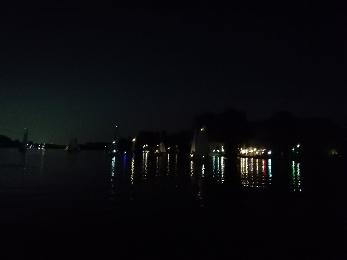 ScheepjesS's tweet image. De 12 uurs race op het brielse meer is nu weer op volle gang. Erg leuke sfeer en mooi versierde vletten. #scoutinglife #12uurs  #Brielsemeer #scouting #bootjeskijken