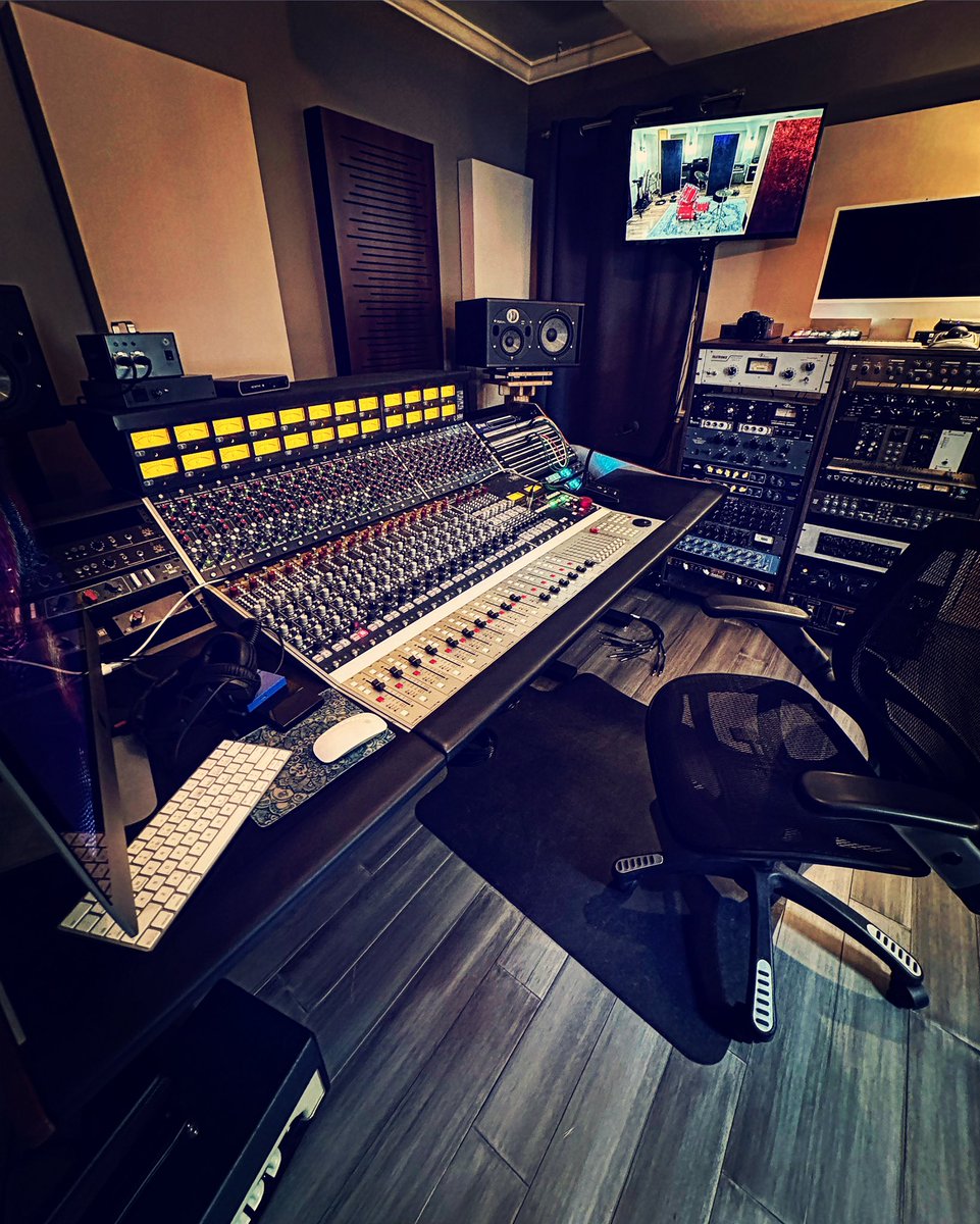 Happy #faderfriday from Electric Sun Studios / NOYZR Music in LA - another new member of the 5088 family! 🎚️