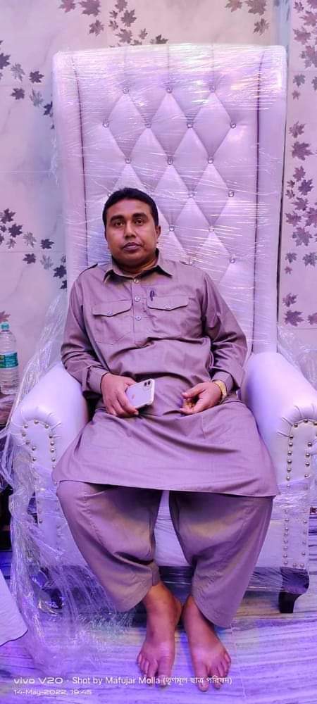 SuvenduWB's tweet photo. Shahjahan Sheikh; the less popular Frankenstein created by Mamata Banerjee, is a "scale model" of Keshto Mondal who has turned Basirhat Sub Division & a large part of North 24 Parganas district into his personal fiefdom.

A renowned Mafia who ruled the roost during the Left Front regime as the Leader of the "Red Flag (লাল ঝান্ডা) Action Squad" was given a Red Carpet Welcome by Mamata Banerjee into her party when the Left Front was about to be ousted.

Since then Shahjahan Sheikh took control over the Fish Farms of the district & established his reign.

In 2019, after the Lok Sabha Elections, the Basirhat Sub Division witnessed Post Poll Violence of the worst kind. Shahjahan Sheikh masterminded the attacks on BJP Karyakartas after a significant number of Voters of many Gram Panchayat areas, voted in favour of the BJP.

Pradip Mondal & Sukanta Mondal; among several other leaders & workers of the BJP were killed in Sandeshkhali; North 24 Parganas district. As because he had the protection of the highest level, the law couldn't caught up with him.

Why am I highlighting this today?

Because, this person, who owns & operates several Fish Farms, Fish Processing Plant & allied businesses; Brick Kilns & one Shopping Complex at Sarberia More; states in his Nomination Papers that his Annual Income is merely 19 lakh 83 thousand only !

The person who owns multiple buildings, several acres of land & has recently got a new house constructed at Park Circus Kolkata; the valuation of which runs into multiple crores mentioned in his Nomination Papers that the value of his land & building is only about 5 crores.

Just like, it needs to be investigated how TMC filed almost 40 thousand Nominations on 14th June within 4 hours & 36 thousand Nominations on 15th June within the stipulated time period between 11 am to 3 pm without their candidates queuing up in the Nomination Centres; the suppression of the facts in relation to the Assets & Income of Shahjahan Sheikh also needs to be investigated.

@IncomeTaxIndia @dir_ed