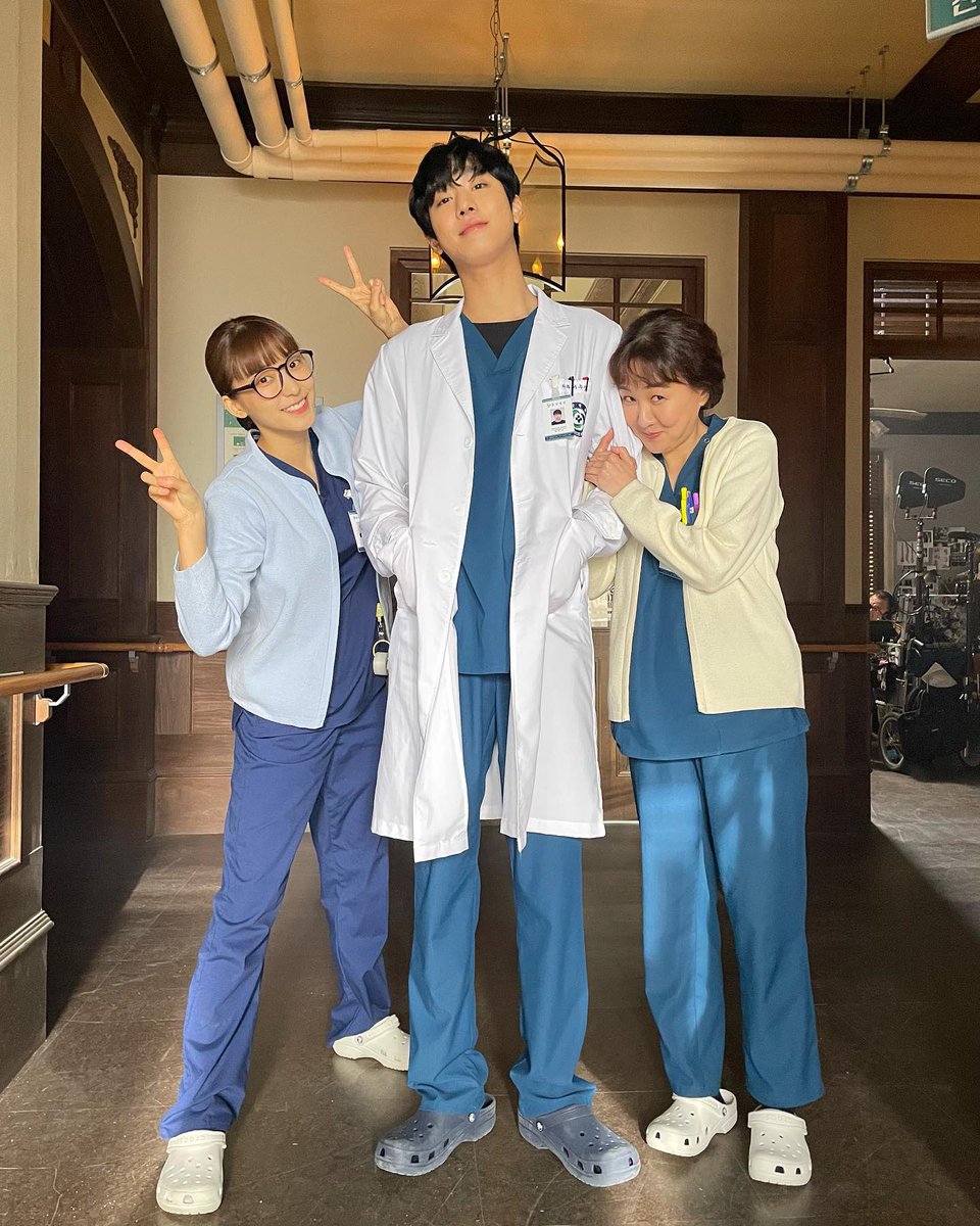 아미쳣어 ㅜㅜㅜㅜㅜㅜㅜㅜㅜㅜ
서우진 주쌤 엄쌤 3년 전이랑 똑같이 사진 찍어서 올려줌 ㅜㅜㅠㅜㅜㅠㅠㅜㅜㅜㅜㅠㅠㅜㅜㅜㅜㅜ