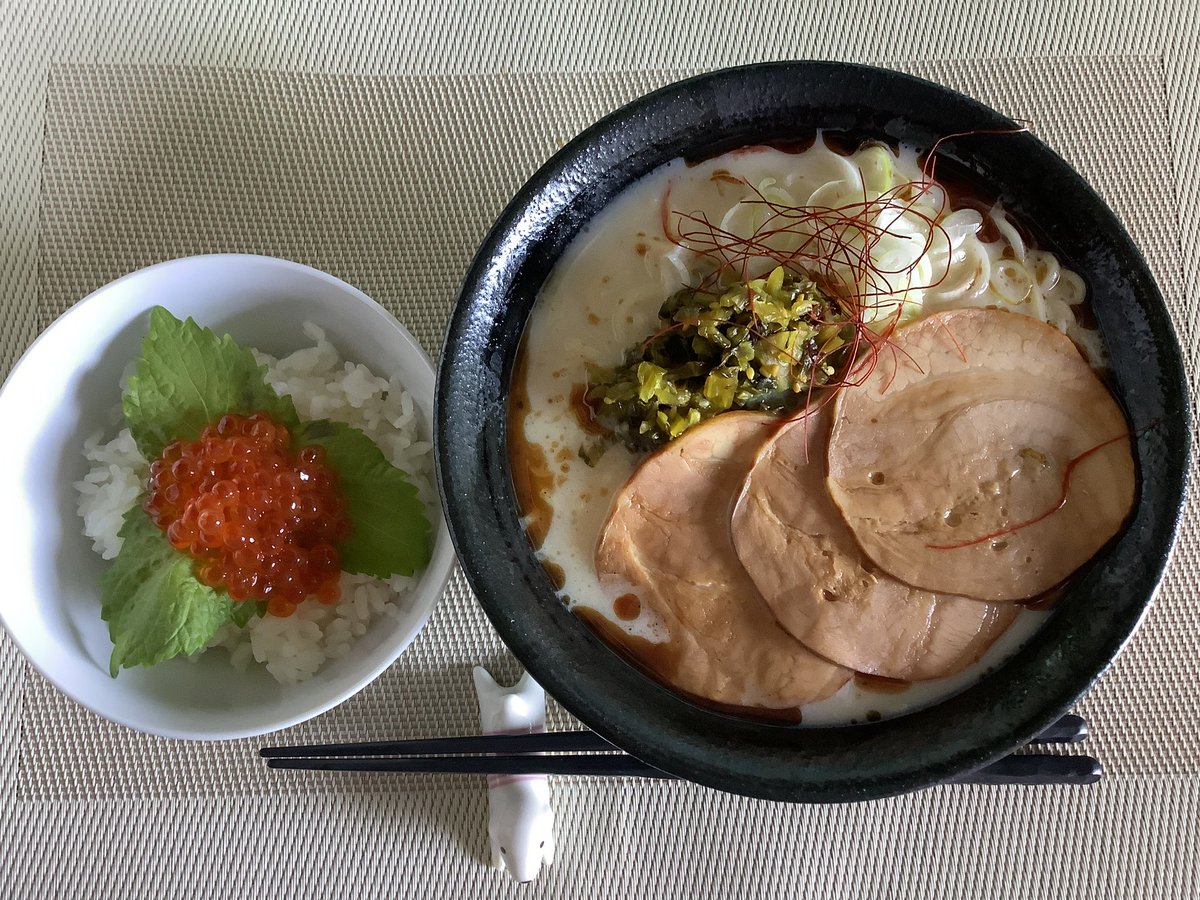 お腹空いて、いくらご飯🍚も食べちゃいました😆
豚骨ラーメンには高菜もトッピング😊
今日も宅ラー美味しく頂きました🙏

#おうちご飯