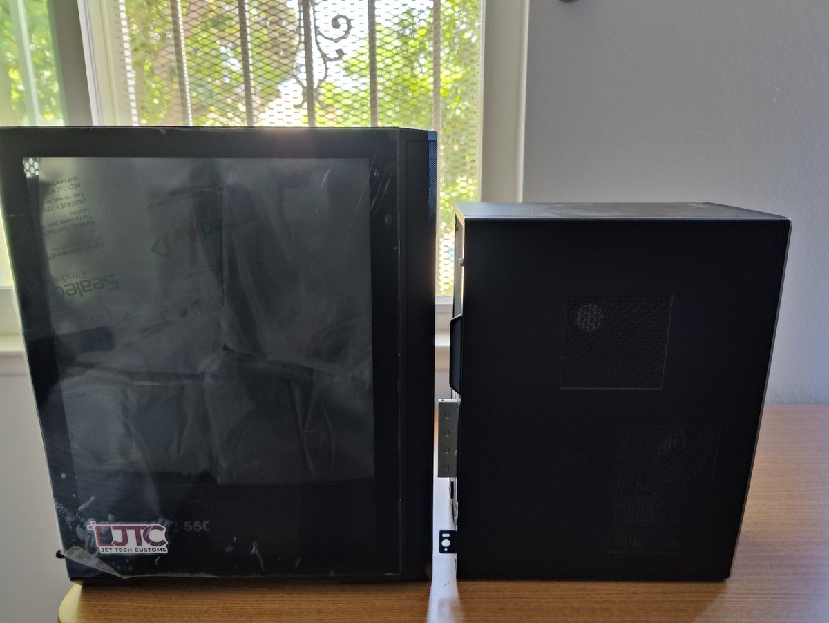 realrisingjeff's tweet image. YO NEW PC HUGE 
THANKS TO @WatchMeeWhiff &amp;amp;  @JetTechCustoms  This is a huge upgrade from my 6+ years old Dell Inspiron desktop to a custom Radeon RX 6600 GPU Ryzen 5 5600 6-Core CPU PC🔥. Check out the huge size difference from my old PC😂.