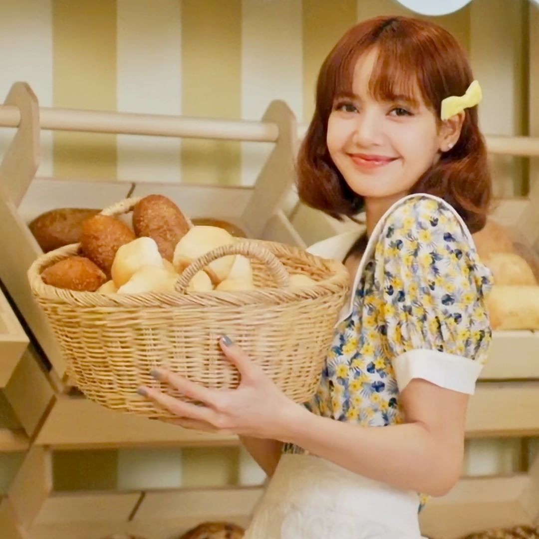 This looks like an ad for a bakeshop

#LISA #LALISA #MONEY #SG #Shoong