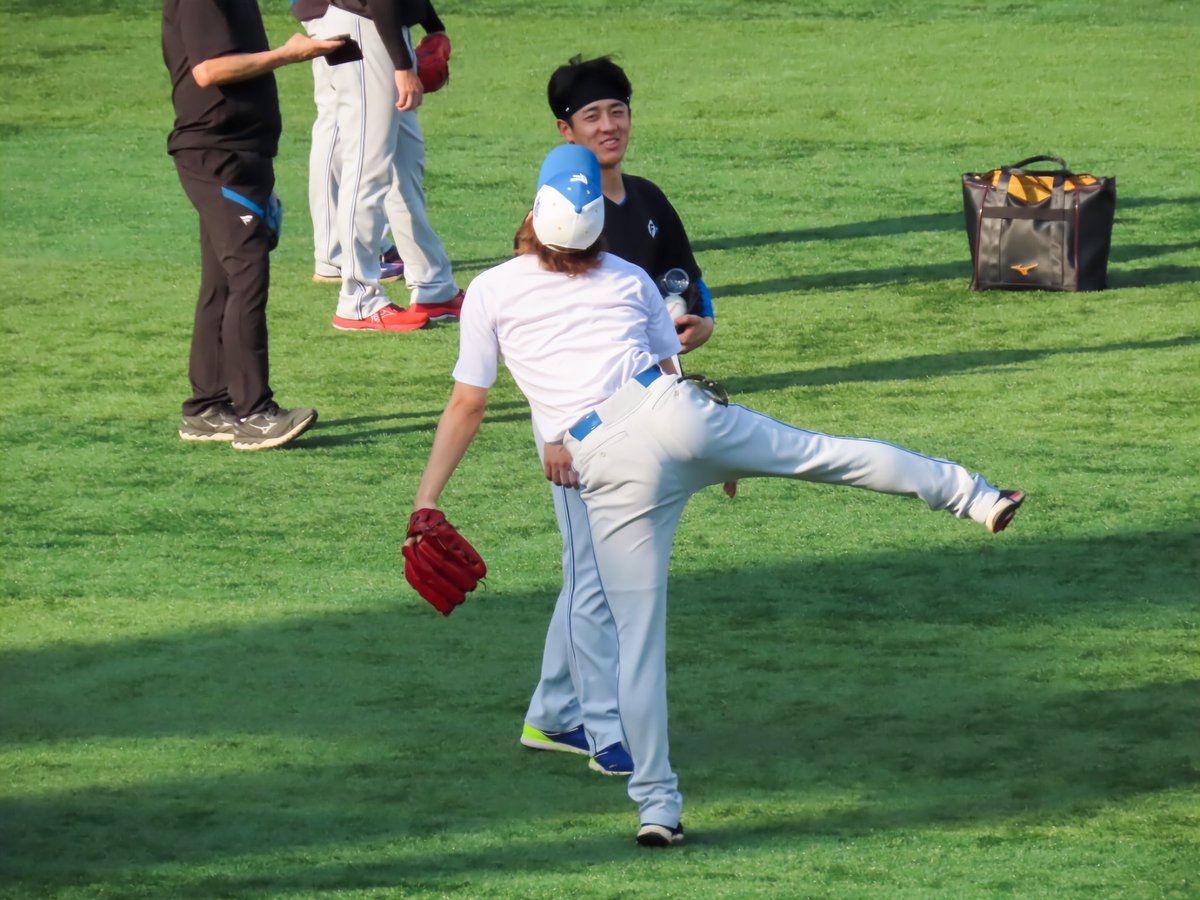 モノマネしてるスズケン(2枚目はピッチャーのどなたか、分かりませんでした🙇🏻‍♀️)
#lovefighters  #鈴木健矢  #北山亘基
20230613 横浜スタジアム