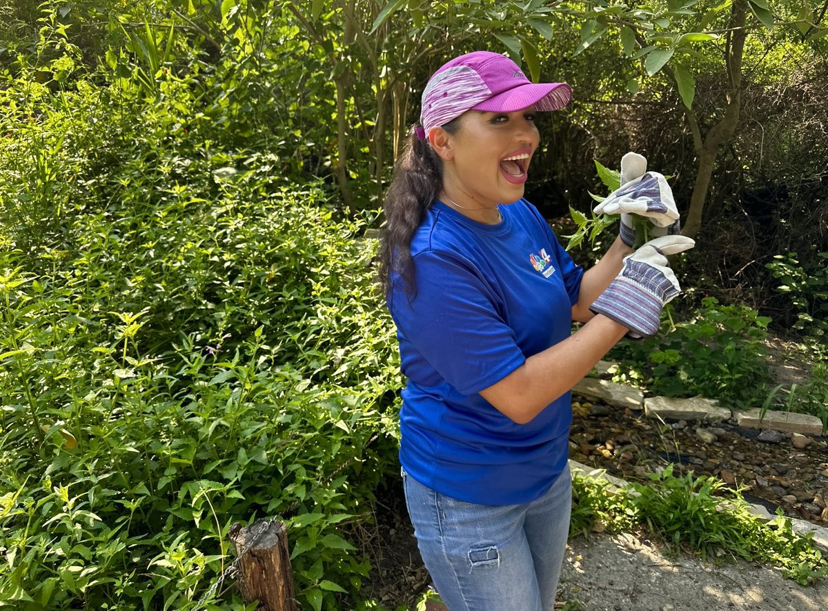 #Teamwork makes the dream work 🤓 #Volunteering

#TvHost #ExecutiveProducer #DanielleBandaTV #LifestyleShow #EntertainmentTV #ValleyPorVida #ByTheValleyForTheValley #NexstarInc #NexstarNation #DanBanFam 

✅ ALMOST DAILY VIDEOS POSTED TO YOUTUBE: @daniellebandatv