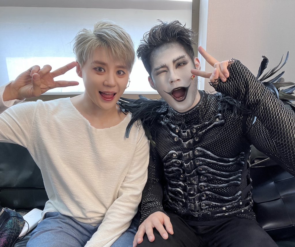 샤엘의 마지막 인사✌️
   
오늘 2시 그리고 7시
   
뮤지컬 <데스노트> 앵콜 공연
서울 마지막 무대가 펼쳐집니다
  
𝐌𝐔𝐒𝐈𝐂𝐀𝐋 𝐃𝐄𝐀𝐓𝐇 𝐍𝐎𝐓𝐄📓
2023.04.01 - 06.18
샤롯데씨어터
  
#김준수 #KIMJUNSU #XIA
#뮤지컬 #뮤지컬데스노트 #데스노트