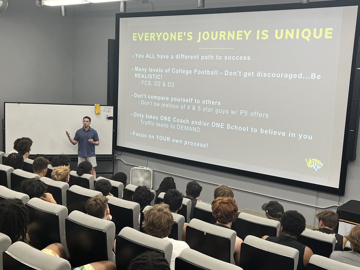 Recruiting meeting with @DarrenUscher at @Saguaro_HS went awesome! Former Auburn and Boise State recruiting coordinator gave his insight on recruiting, insider tips, recruiting calendar, NIL, social media tips and so much more! #UniversityReady #SagU @saguarofootball 🌵🔥