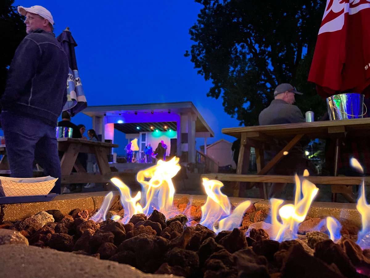 Fire Pits, Drinks, Music &amp; Lake Michigan…

#GreenTownOnTheRocks
#LakeMichigan