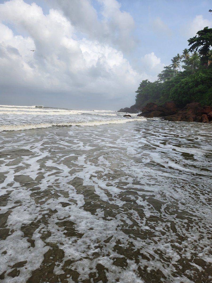MufcKaarthik's tweet photo. Watching all the Malayalam movies has finally paid off. I'm in Varkala and this server guy thought I'm a mallu after me speaking in Malayalam. #winthematch https://t.co/UVFlSs4joV