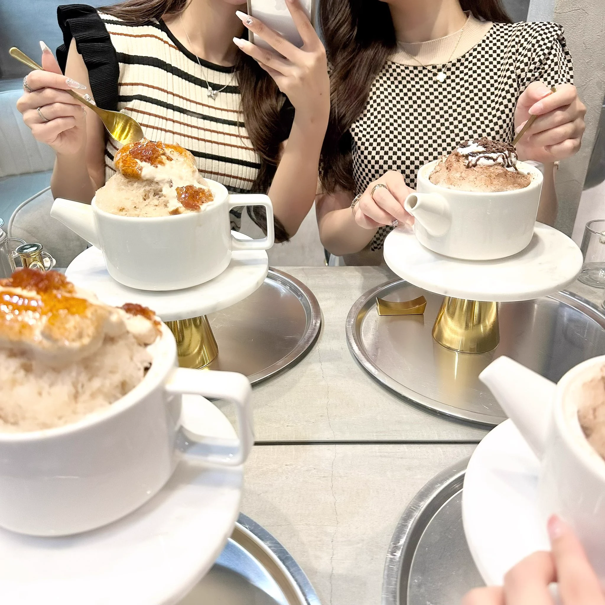 鏡越しで撮るのが可愛くておすすめ🍧かき氷はミルクティー、レモンティー、チョコミルクティー、トロピカルティーと種類豊富で全制覇したい気持ち…😭🤍 