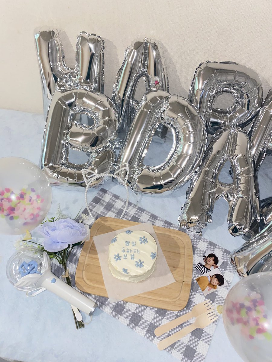 LR_Bogummy's tweet photo. 6/16は大好きなボゴミのセンイル🎂
手作りセンイルケーキもうまくいったし自分でも最強のソンムルができたと思ってる🌀🌀❕
推し7年目もマーニ愛させてくださいっ😖💙🤍
#happybogumday
#PARKBOGUM
#Bogumday
#박보검
#보검복지부 https://t.co/cEGjTucNrB