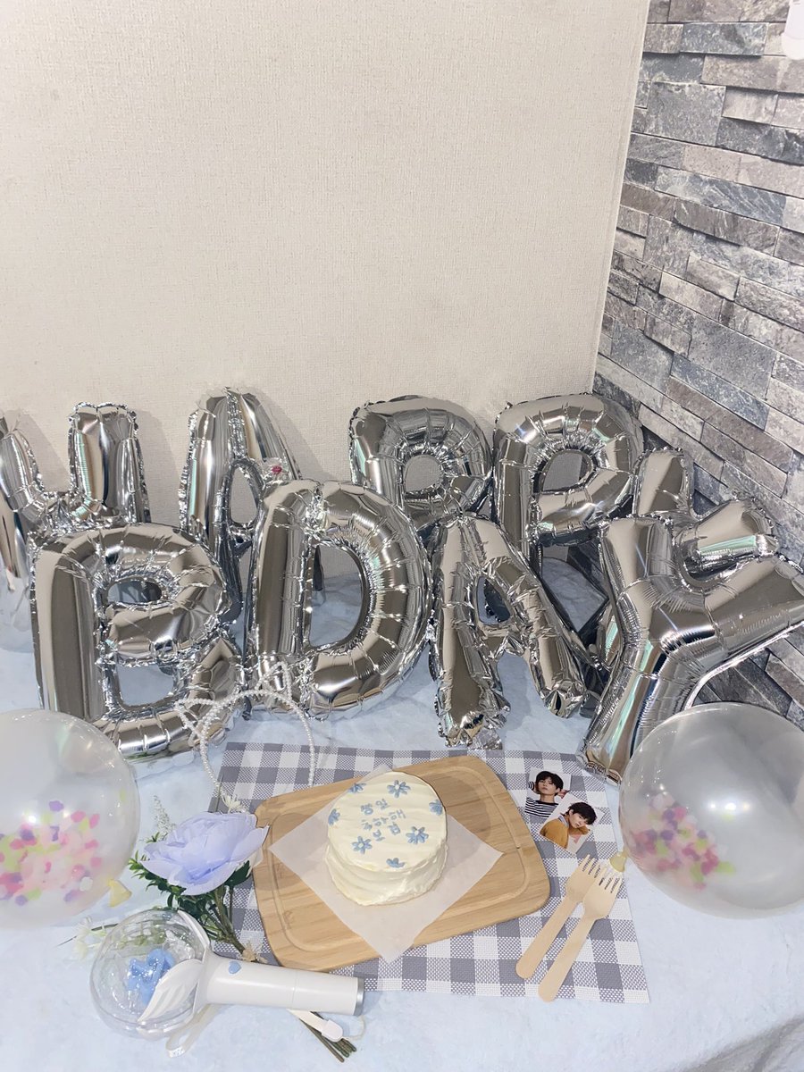 LR_Bogummy's tweet photo. 6/16は大好きなボゴミのセンイル🎂
手作りセンイルケーキもうまくいったし自分でも最強のソンムルができたと思ってる🌀🌀❕
推し7年目もマーニ愛させてくださいっ😖💙🤍
#happybogumday
#PARKBOGUM
#Bogumday
#박보검
#보검복지부 https://t.co/cEGjTucNrB