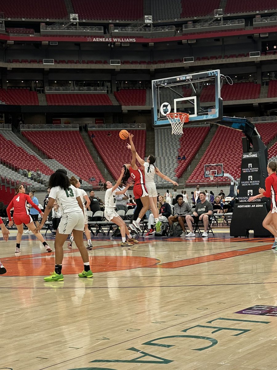 Girls have been working! After a tough loss to Xavier Prep on Thursday, they bounced back with a win against Regis Jesuit (60-41) and St. Mary’s of Stockton (50-42). Solid team effort all around! ⚡️🏀⚡️