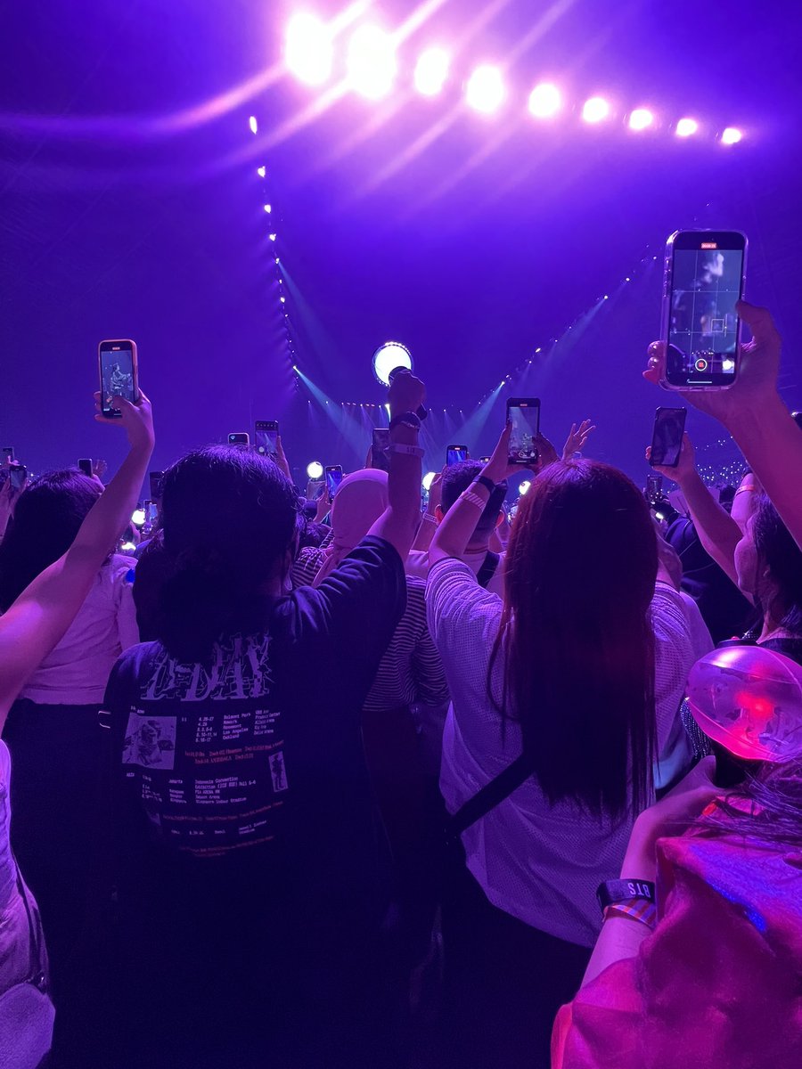 joonkoogi's tweet photo. @jademinnie7 I wish for better experience for day 2 and 3 cz honestly this was my view at standing pen C. And some of them didn’t even sing. The phones were so high I need to step back leaning to FOH just to see a glimpse of real Yoongi on stage. https://t.co/vK7CPgEeQb