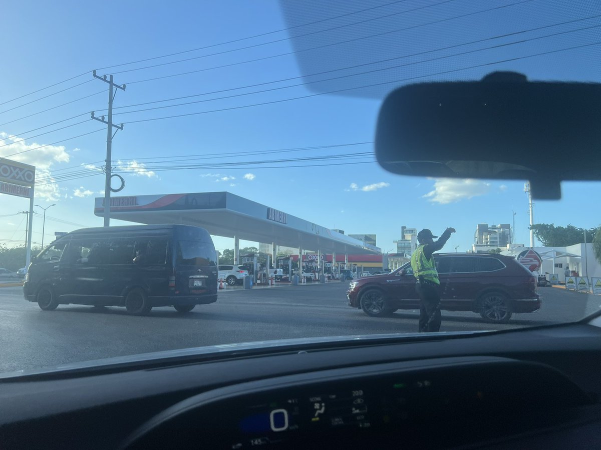 LauraGranadosP's tweet photo. Por qué hay #trafico en #merida ? Gracias a los elementos del @AyuntaMerida @sspyuc @MauVila porqué solo ponen a uno a controlar el tráfico de toda una glorieta y se hace un desmadre https://t.co/NjWOZXIt3Z