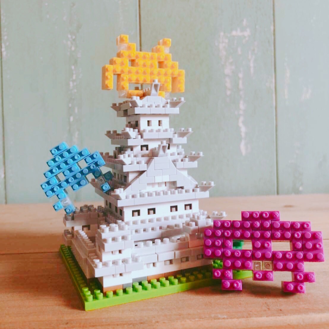 TaitoCorp's tweet photo. Happy #SpaceInvaders day!
The historic characters are visiting historic Japanese landmarks, courtesy of #nanoblock models!
Clockwise from top-right:
Nagoya castle; home of the famous Nagoya Attack!
Himeji Castle, Hyogo
Kiyomizu-dera temple, Kyoto
#SpaceInvaders45th https://t.co/SaCIhwTTaH