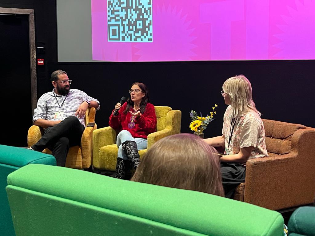 TodasLasFloresD's tweet image. Un éxito total el segundo día de estreno de Todas Las Flores en @sheffdocfest 2023 llevado acabo en el teatro Curzon - Screen 1 Q&amp;amp;A con nuestra directora Carmen Oquendo-Villar y productor Alejandro Angel. Moderado por Maxine Trump.
🌹🪻🌷🌻
 #SheffDocFest2023
#SparkingCuriosity