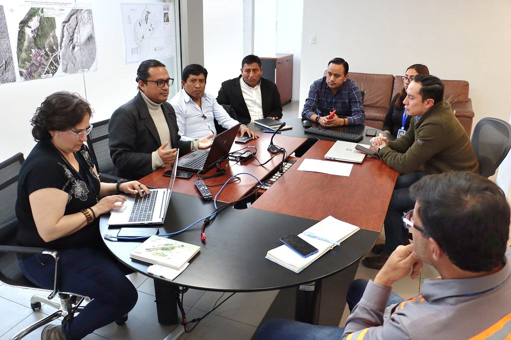 EMGIRSEP's tweet photo. Mantuvimos reunión con  la Asociación de Transporte Pesado en Volquetas (ATROVOLQ), con el objetivo de abrir nuevas líneas de negocio para generar mayor empleo y beneficios para este gremio, además de facilitar el control de la disposición final de los escombros.

#QuitoRenace 🛻 https://t.co/KI6vlEMjwC