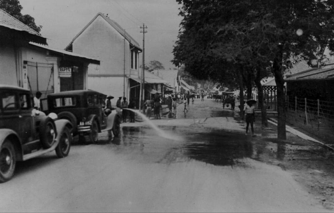 Sabtu, 17/06/2023/219

Petugas pemadam kebakaran sedang membersihkan sebuah jalan yang diselimuti abu letusan gunung Merapi, Magelang, 1930. 📷 Wereldculturen