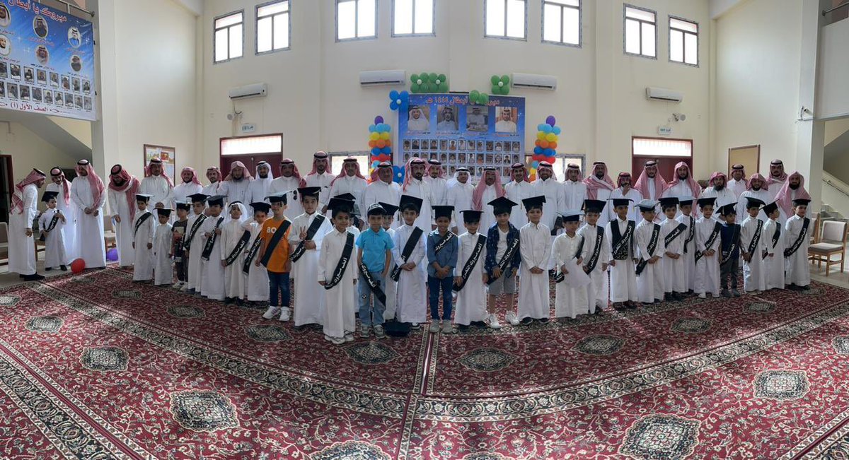 hmod192's tweet photo. 🔴 معلم يوزع 33 دراجة على طلابه 

المعلم بابتدائية تحفيظ القرآن برفحاء : ضحوي مكمي العنزي معلم الصف الأول الابتدائي يوزع 33 دراجة على طلاب فصله الأول ابتدائي نظير تحصيلهم الدراسي طيلة هذا العام ١٤٤٤هـ ،وتشجيعًا لهم باستمرار هذا التفوق في السنوات القادمة.
   تم توزيع هذه الهدايا في حفل مبسط بالمدرسة حضره مدير المدرسة : سعود حليس التمياط وطاقم المدرسة وبعض من أولياء أمور الطلاب .
* الجدير ذكره بأن المعلم ضحوي اعتاد على تقديم مثل هذه الهدايا لطلابه منذ عدة سنوات.
#سناب_رفحاء rns202
#تعليم_الحدود_الشمالية 
#وزارة_التعليم 
#الحدود_الشمالية #رفحاء 
@moe_hud