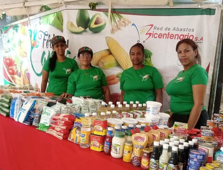 RABSA_OFICIAL's tweet photo. La feria del Campo Soberano se instaló #hoy en la parroquia Caricuao  atendiendo a más de 8.300 personas que recibieron proteínas, alimentos secos, verduras y hortalizas. Más de 16 Ton. de alimentos de calidad contribuyen a las mesas caraqueñas  este día!  
#NoMásAgresiónYankee https://t.co/PsrsbUnxXA