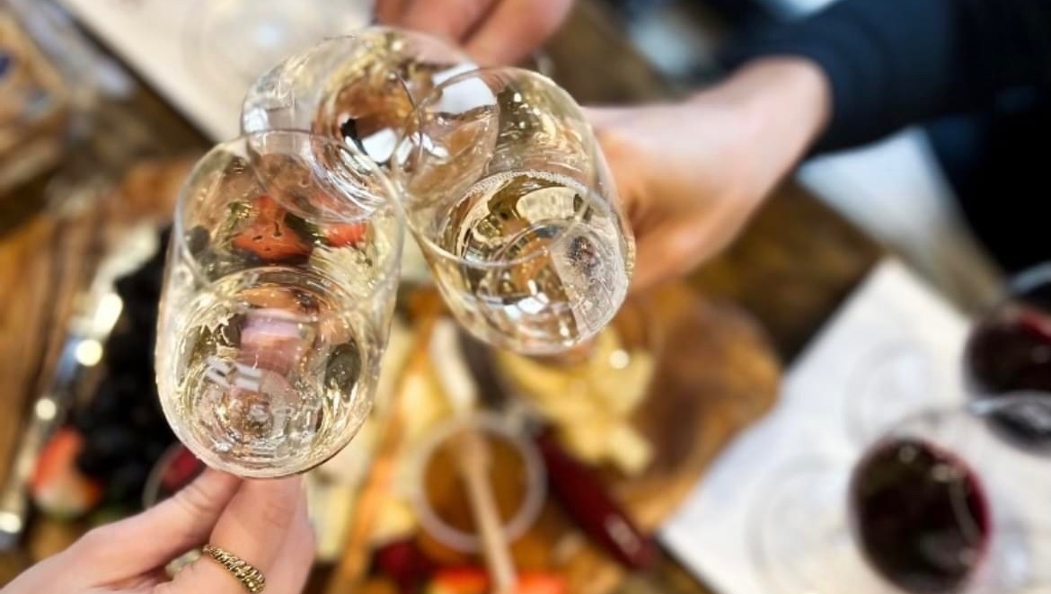 Cheers to the weekend, where are you going wine tasting? 🍷⁠
⁠
#fridayfeeling #wawine
📷️:  @pattersoncellars