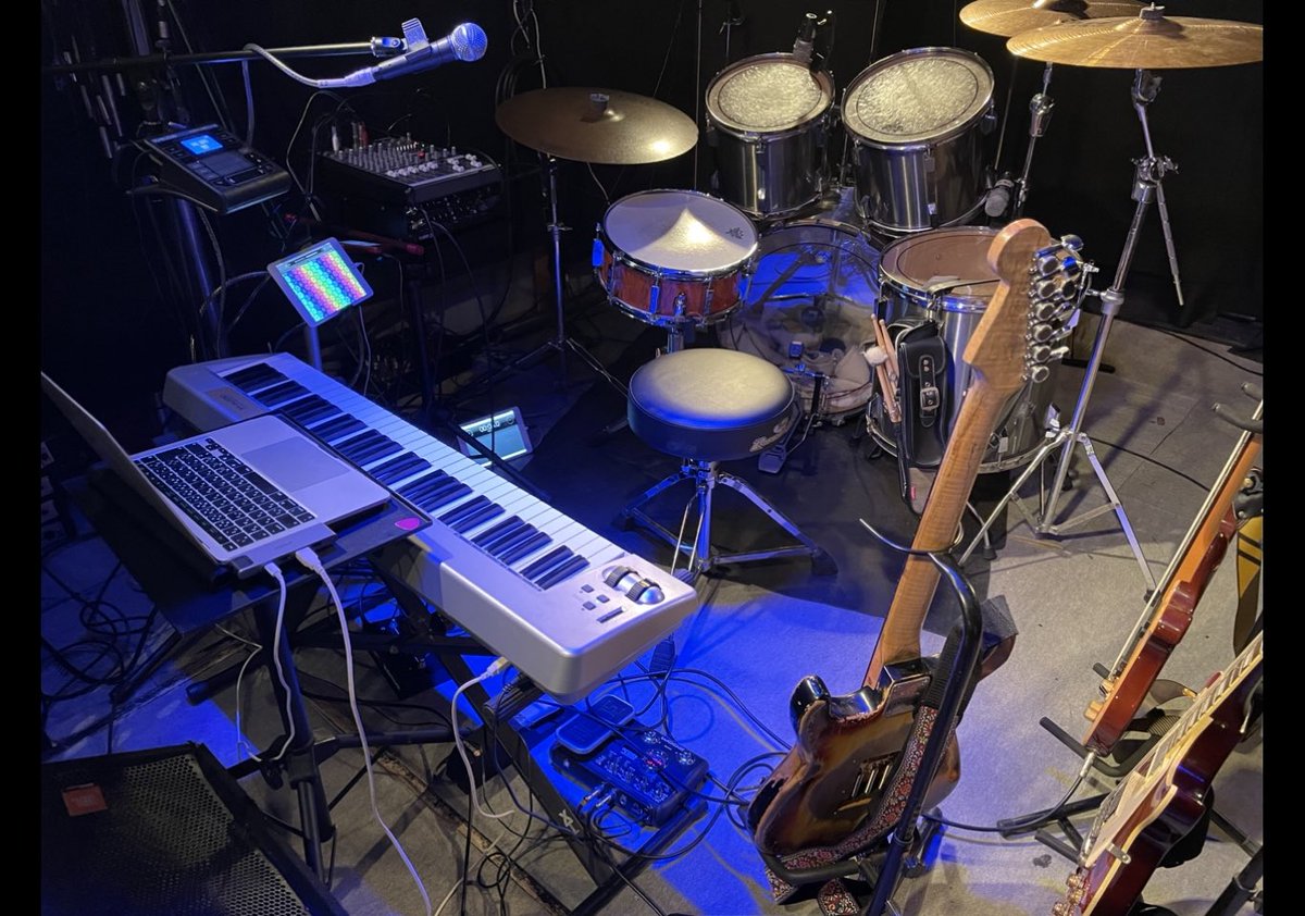 SALODORA's tweet photo. #postrock #postiazz #improvisation #live #poetry #poesie #multinstrumentalist
#progressiverock 
#experimentalmusic https://t.co/Jpa7SyoNlb