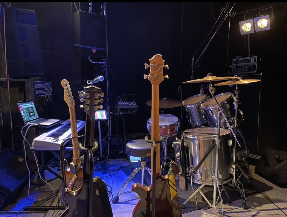 SALODORA's tweet photo. #postrock #postiazz #improvisation #live #poetry #poesie #multinstrumentalist
#progressiverock 
#experimentalmusic https://t.co/Jpa7SyoNlb