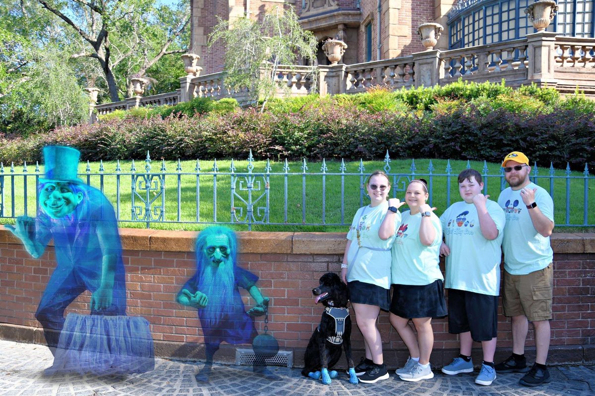 arithesd's tweet photo. The family with #Hitchhiking #Ghosts @WaltDisneyWorld @magickingdom #HauntedMansion @arithesd @EngineeredArms #Vacation23 #MagicKingdom https://t.co/JVVgRMaKxU
