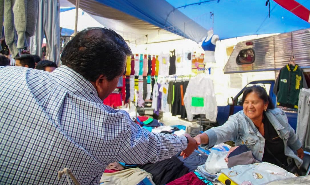 juliomiguelhg's tweet photo. Tuve la oportunidad de visitar el tianguis y recorrer el mercado de la junta auxiliar #LaLibertad. Ahí probé las aguas de Don Everardo y degustamos varios platillos en la cocina económica de Doña Reynalda. ¡Se las recomiendo! 

Los servidores públicos de la #4T trabajamos de manera cercana a la gente. Estar detrás de un escritorio, es parte del pasado.