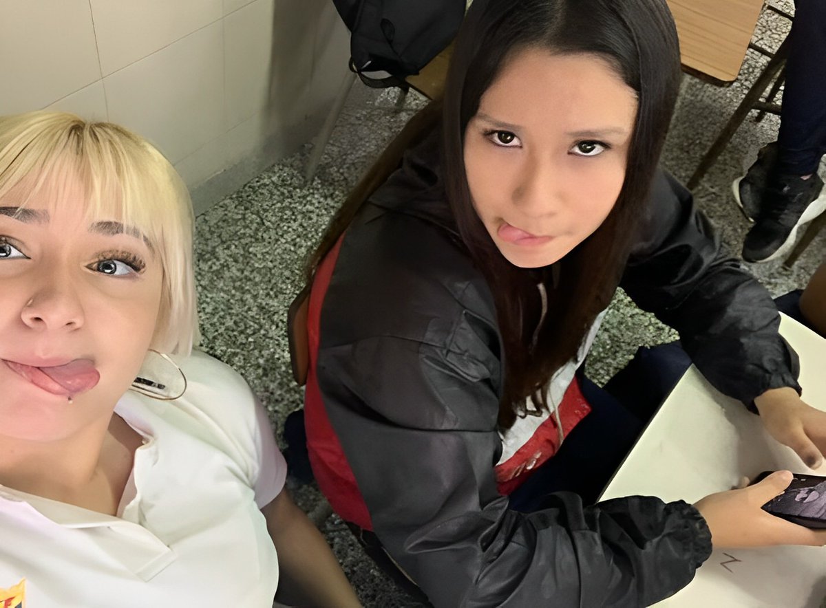 Nos conocimos por un grupo de amigas , nos alejamos del grupo y quedamos nosotras dos.Desde ahi se hizo mi mejor amiga y mi hermana❤️‍🩹