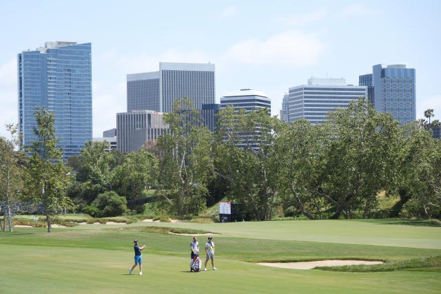 EthanUrbanski's tweet photo. @JoePompliano No shorts? There’s literally a pic with golfers in shorts at LACC https://t.co/rrMUj0GgQ4