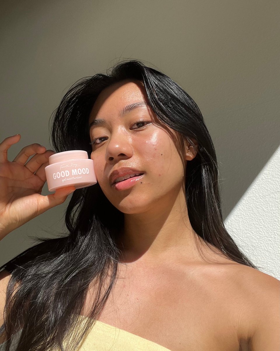 who wants a shine-free summer? 😎 use this lightweight gel moisturizer to hydrate skin and control your oil all day long 🍉

enjoy your summer with Good Mood Moisturizer ☀️ shop now at @ultabeauty

@creatingwithjade #gelmoisturizer #oilfree #moisturizer #summer