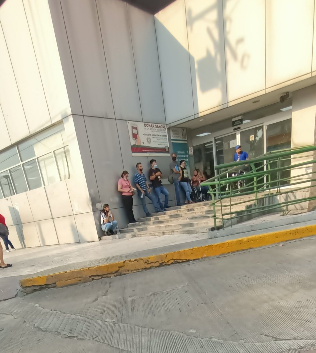 yazz_min's tweet photo. Inhumano el trato en el #Imss en el H.G.Z. 4 de Guadalupe N.L. nos tienen a los familiares afuera, soportando temperatura de más de 38° @IMSSNL @telediariomty @nmasmonterrey @elnorte https://t.co/TyuySfFl1f