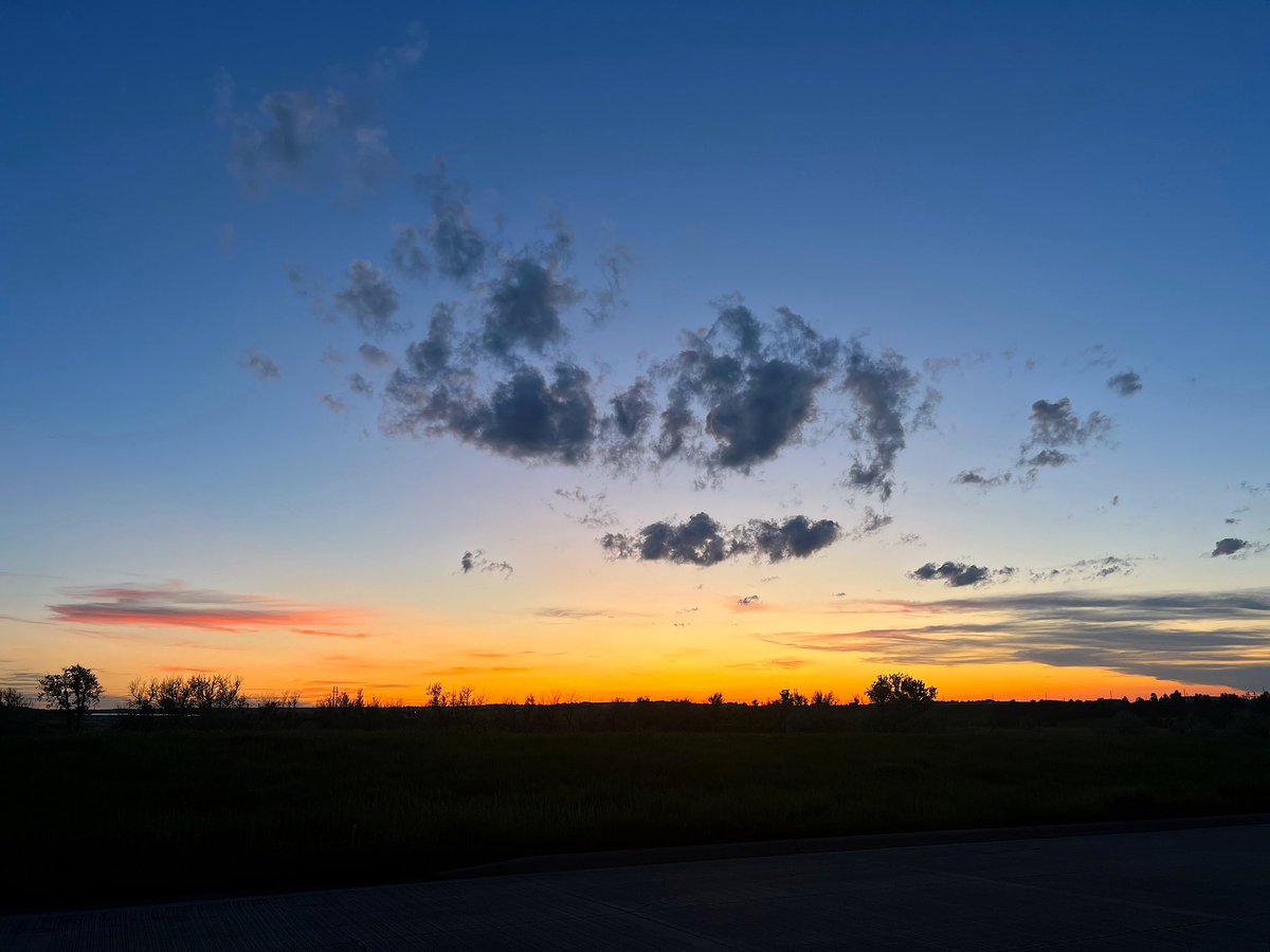 TripLangley's tweet photo. I try not to post sunset pics with similar colors one after the other, but South Dakota was pretty consistently orange! #sunsetlovers #sunsetchaser #sunsethunters #sunsets https://t.co/9emTsA6YkY