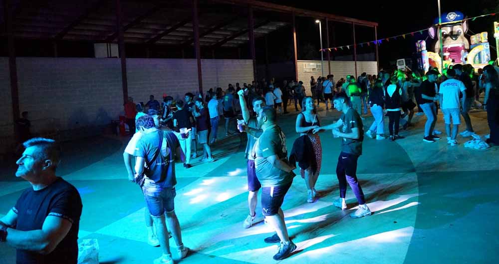 Gran ambiente en la primera noche de fiestas de nuestro municipio.